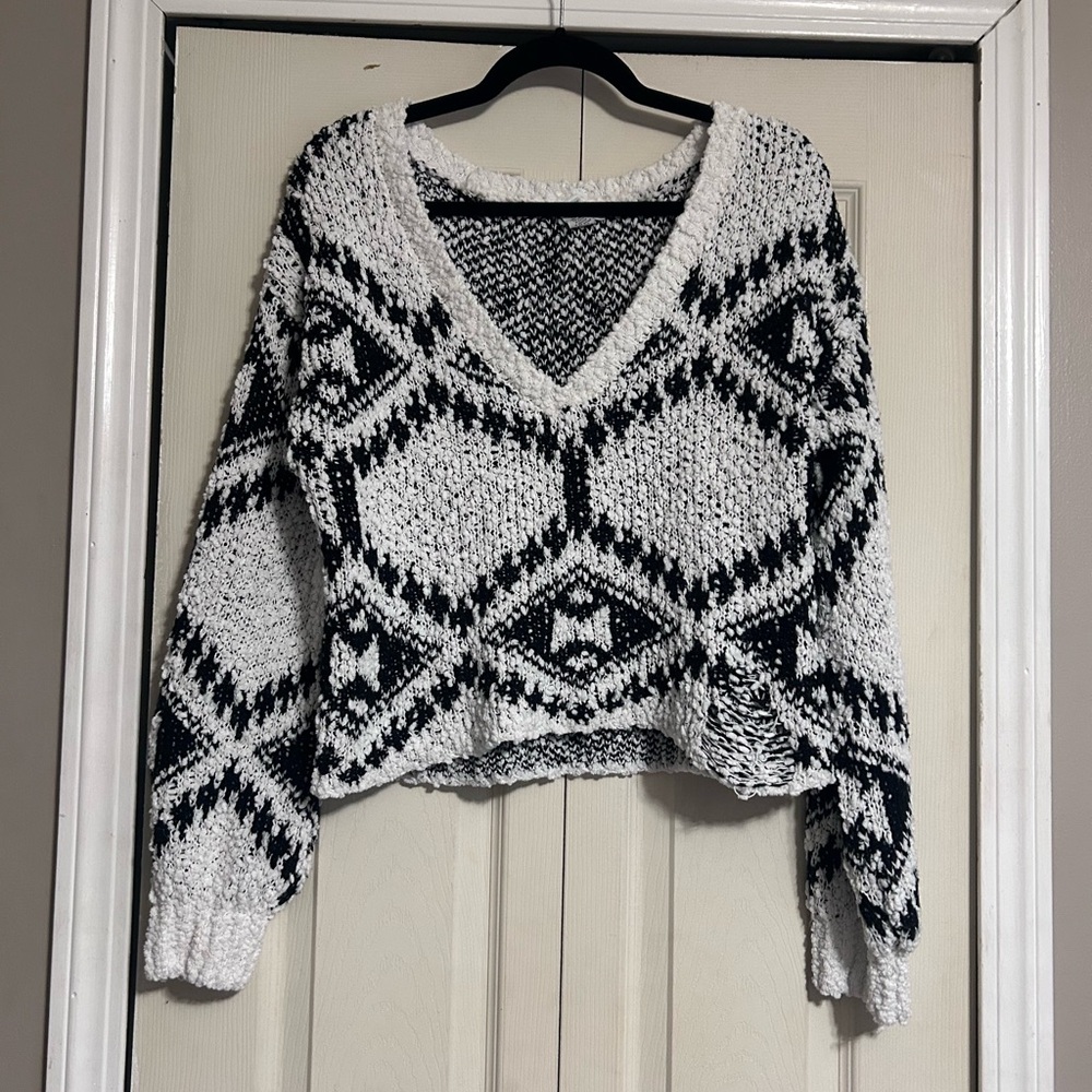 🔥Rue21 Black and White V-Neck Sweater
